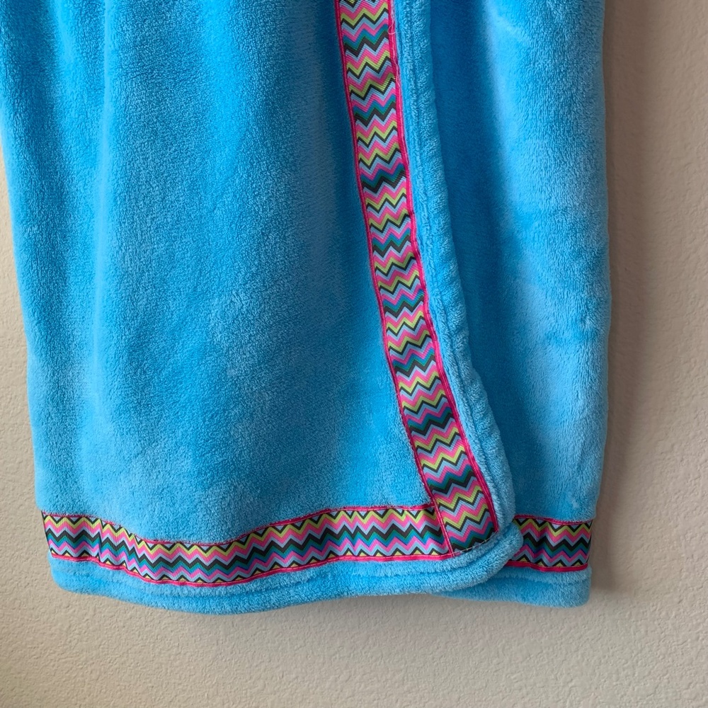 Wrap Towel with Adjustable Straps Blue with Chevron Ribbon Accents - Picture 3 of 8